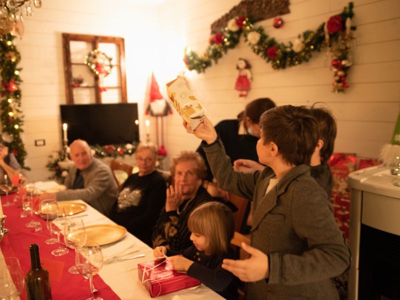 famille italienne au moment du repas de noel / visiondeco